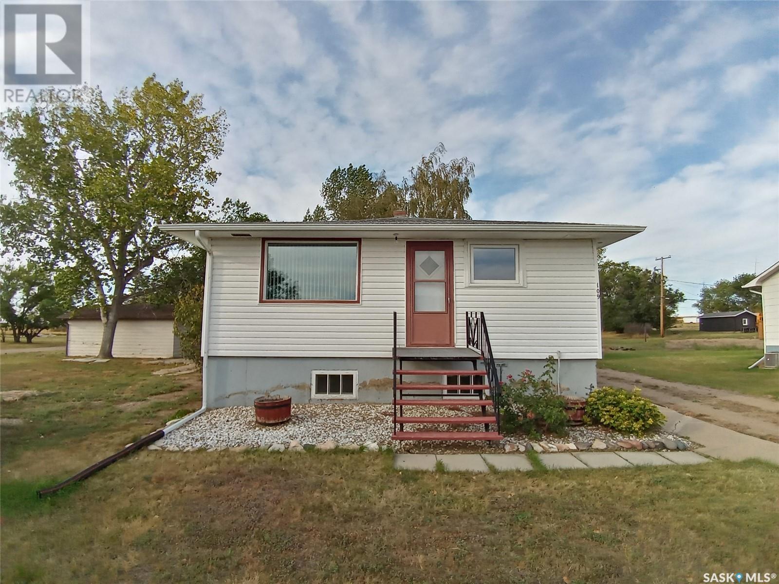 109 5th Avenue, Hodgeville, Saskatchewan  S0H 2B0 - Photo 2 - SK983799