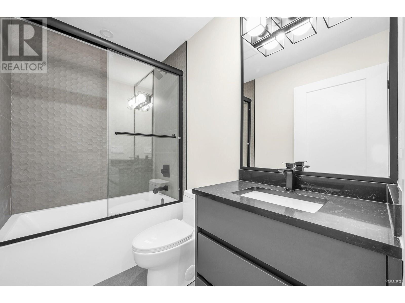 Listing Picture 23 of 37 : 2 1706 W 68TH AVENUE, Vancouver / 溫哥華 - 魯藝地產 Yvonne Lu Group - MLS Medallion Club Member