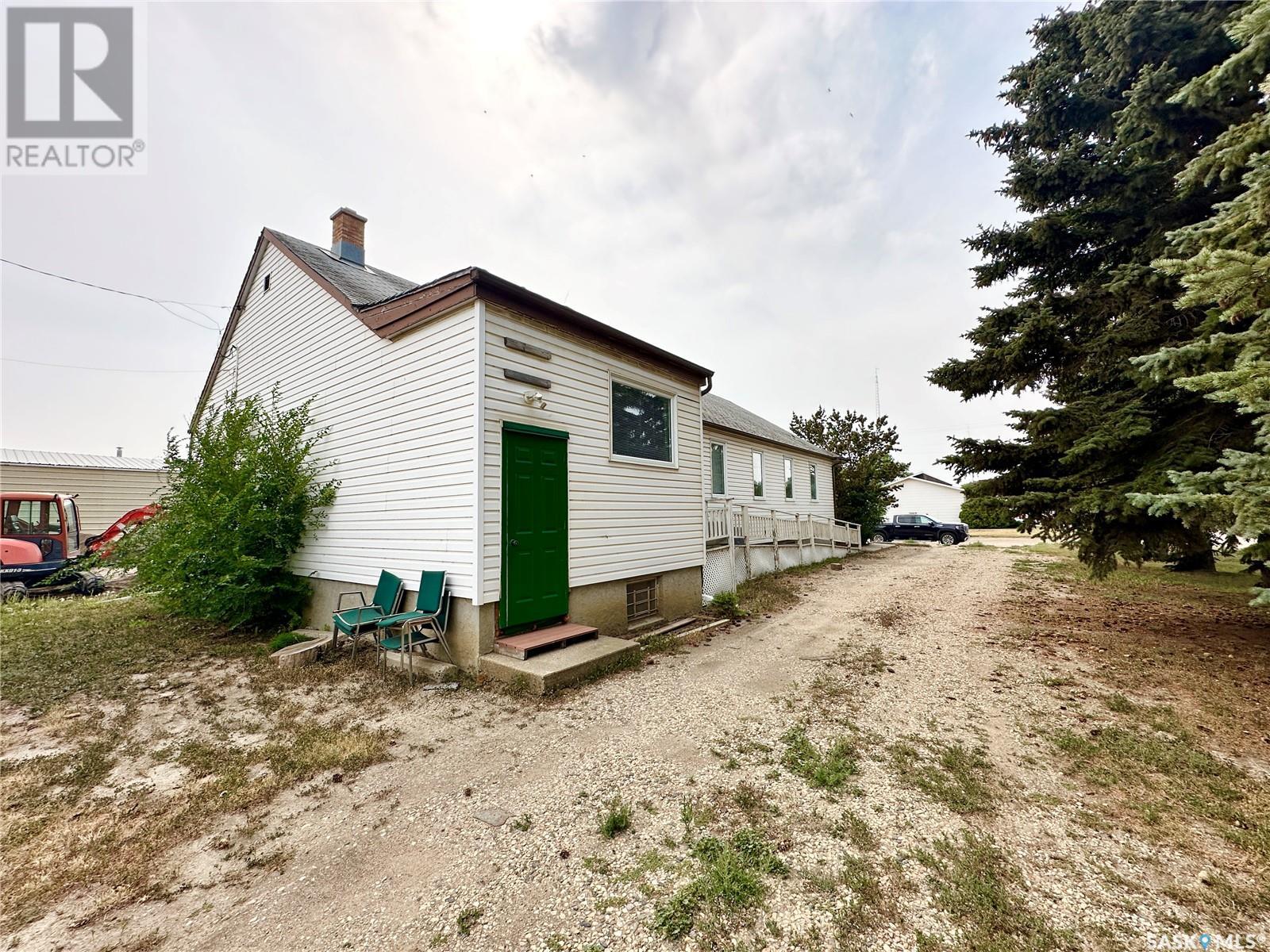 46 12th Street, Weyburn, Saskatchewan  S4H 1K2 - Photo 4 - SK981212