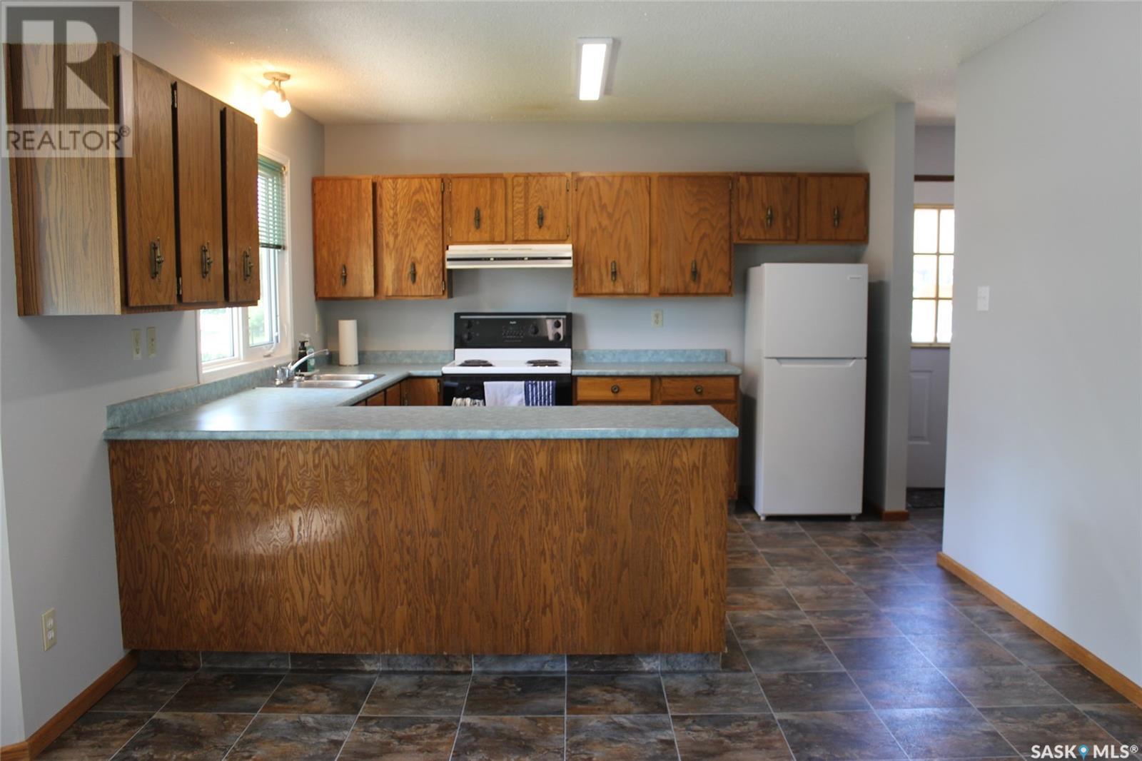 242 Cedar Avenue N, Eastend, Saskatchewan  S0N 0T0 - Photo 8 - SK983984