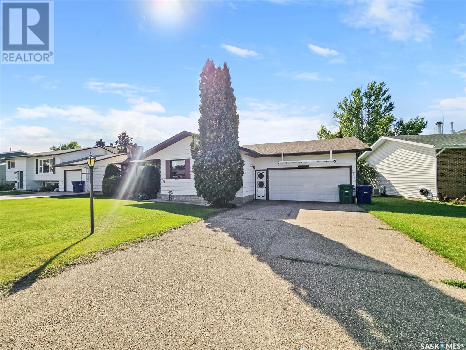 408 8th Avenue W, Biggar, Saskatchewan  S0K 0M0 - Photo 1 - SK983999