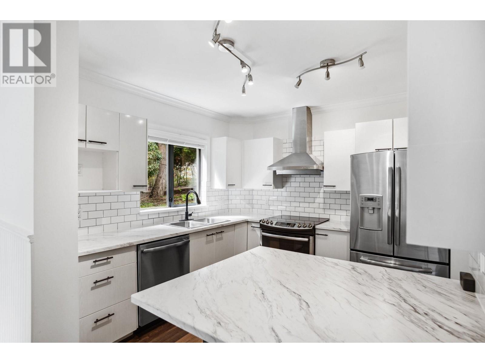 Listing Picture 3 of 38 : 1 4425 HALIFAX STREET, Burnaby / 本拿比 - 魯藝地產 Yvonne Lu Group - MLS Medallion Club Member