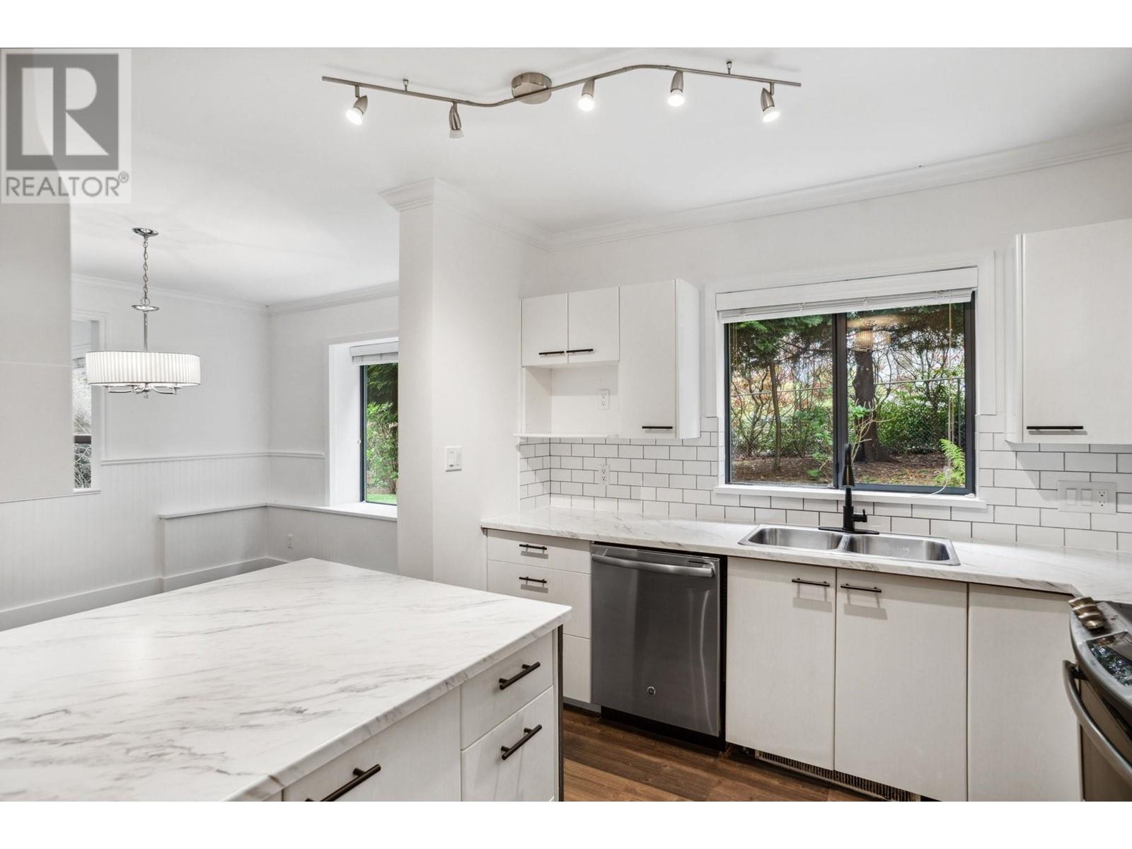 Listing Picture 5 of 38 : 1 4425 HALIFAX STREET, Burnaby / 本拿比 - 魯藝地產 Yvonne Lu Group - MLS Medallion Club Member