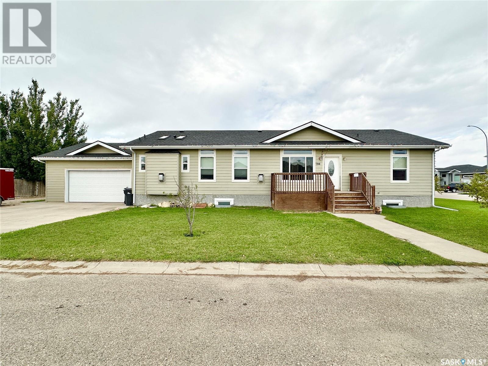 796 Johnston DRIVE, weyburn, Saskatchewan