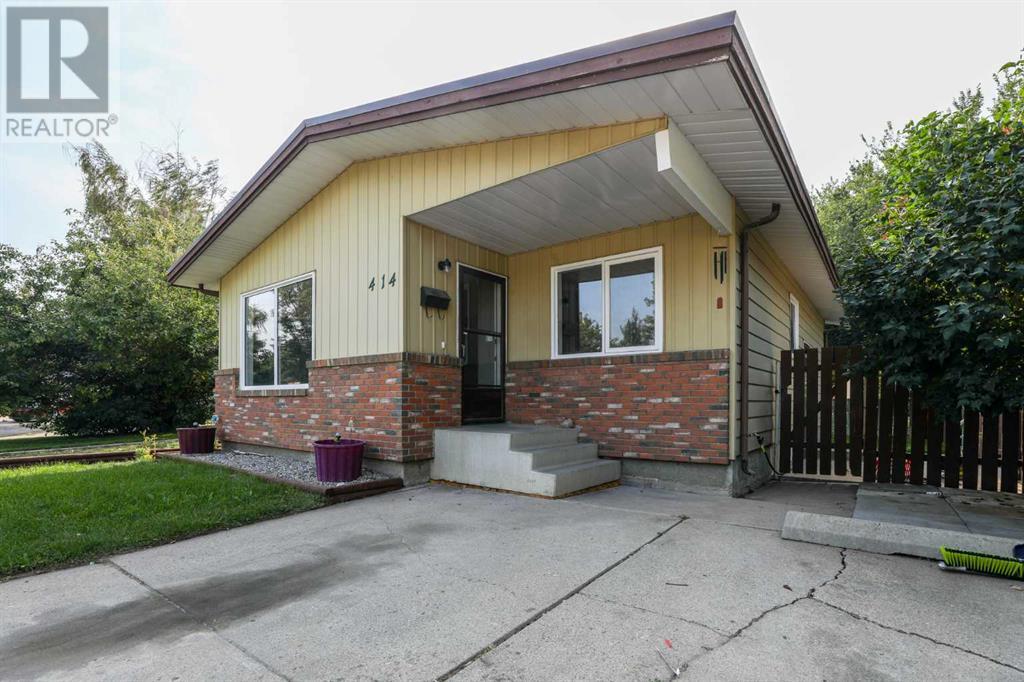 414 Stafford Bay  N, Lethbridge, Alberta  T1H 6E3 - Photo 1 - A2164838