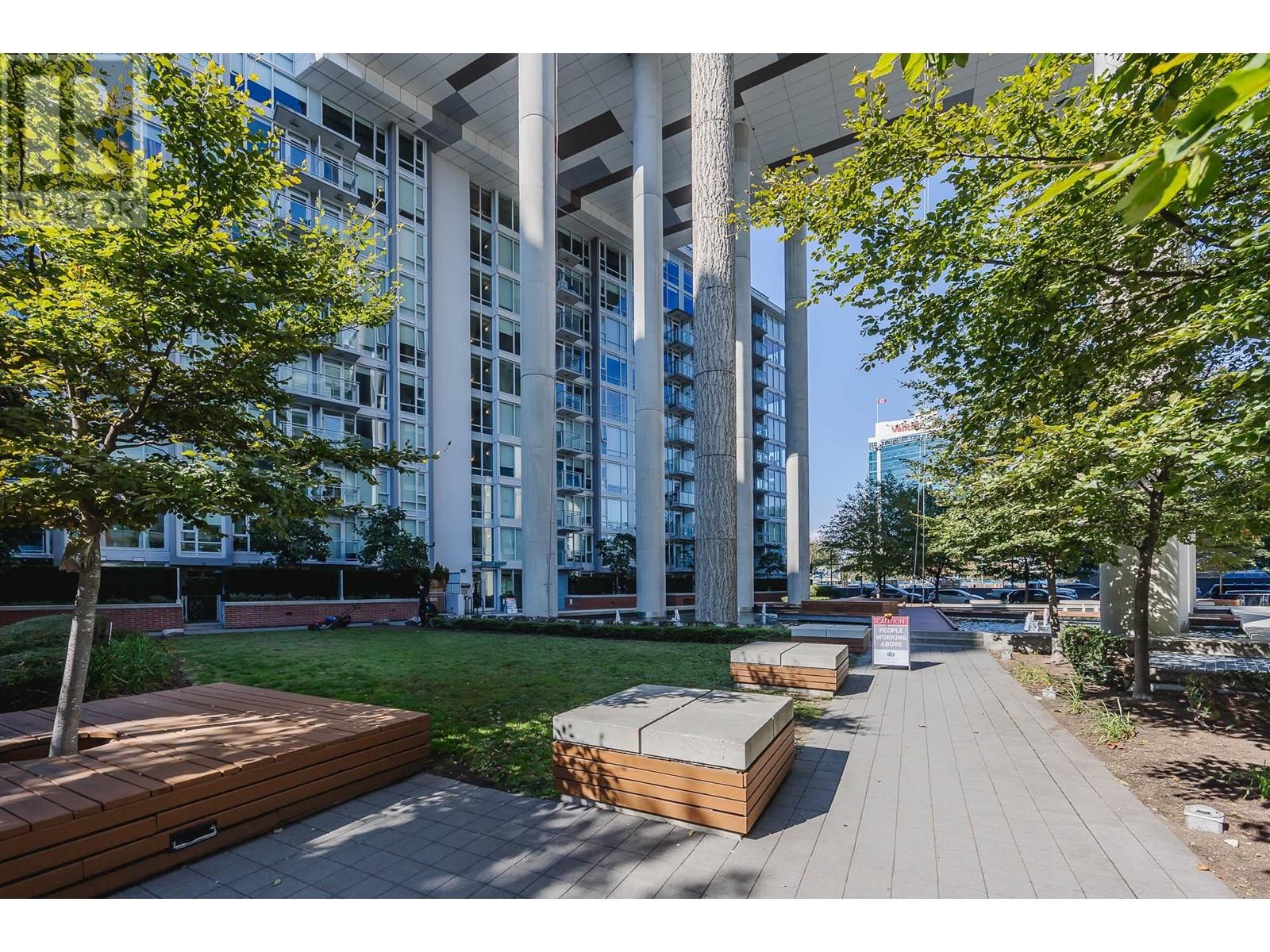 Listing Picture 2 of 38 : 2015 1618 QUEBEC STREET, Vancouver / 溫哥華 - 魯藝地產 Yvonne Lu Group - MLS Medallion Club Member