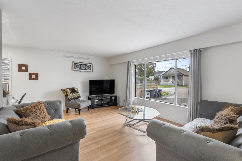 Property at 12715 115A AVENUE image 2