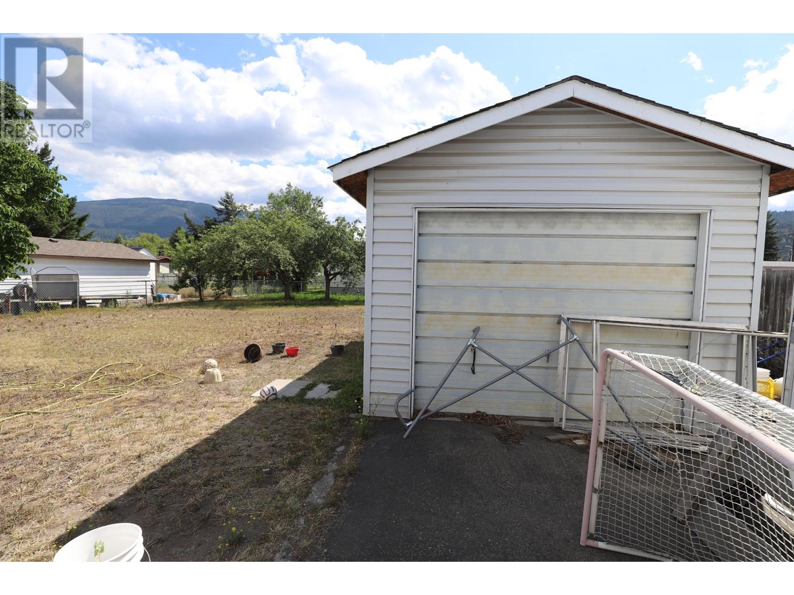 2128 Clapperton Ave, Merritt, British Columbia  V1K 1B8 - Photo 2 - 181009
