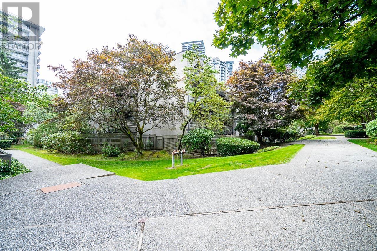 Listing Picture 2 of 27 : 103 1955 WOODWAY PLACE, Burnaby / 本拿比 - 魯藝地產 Yvonne Lu Group - MLS Medallion Club Member