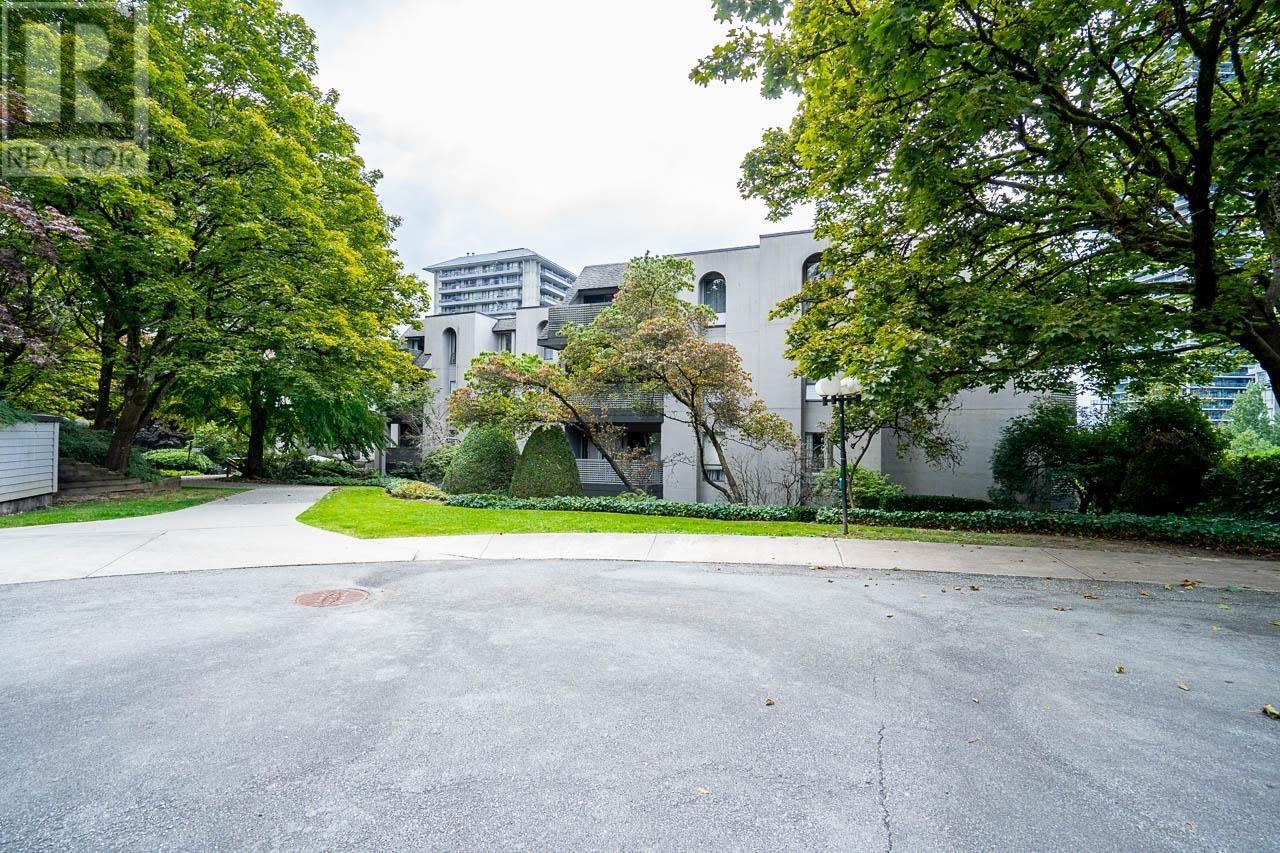 Listing Picture 3 of 27 : 103 1955 WOODWAY PLACE, Burnaby / 本拿比 - 魯藝地產 Yvonne Lu Group - MLS Medallion Club Member
