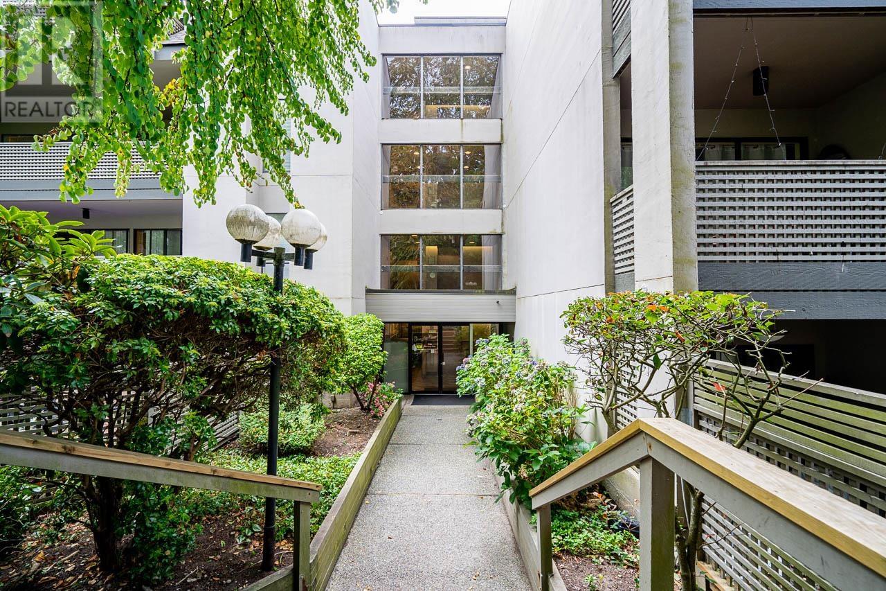 Listing Picture 4 of 27 : 103 1955 WOODWAY PLACE, Burnaby / 本拿比 - 魯藝地產 Yvonne Lu Group - MLS Medallion Club Member