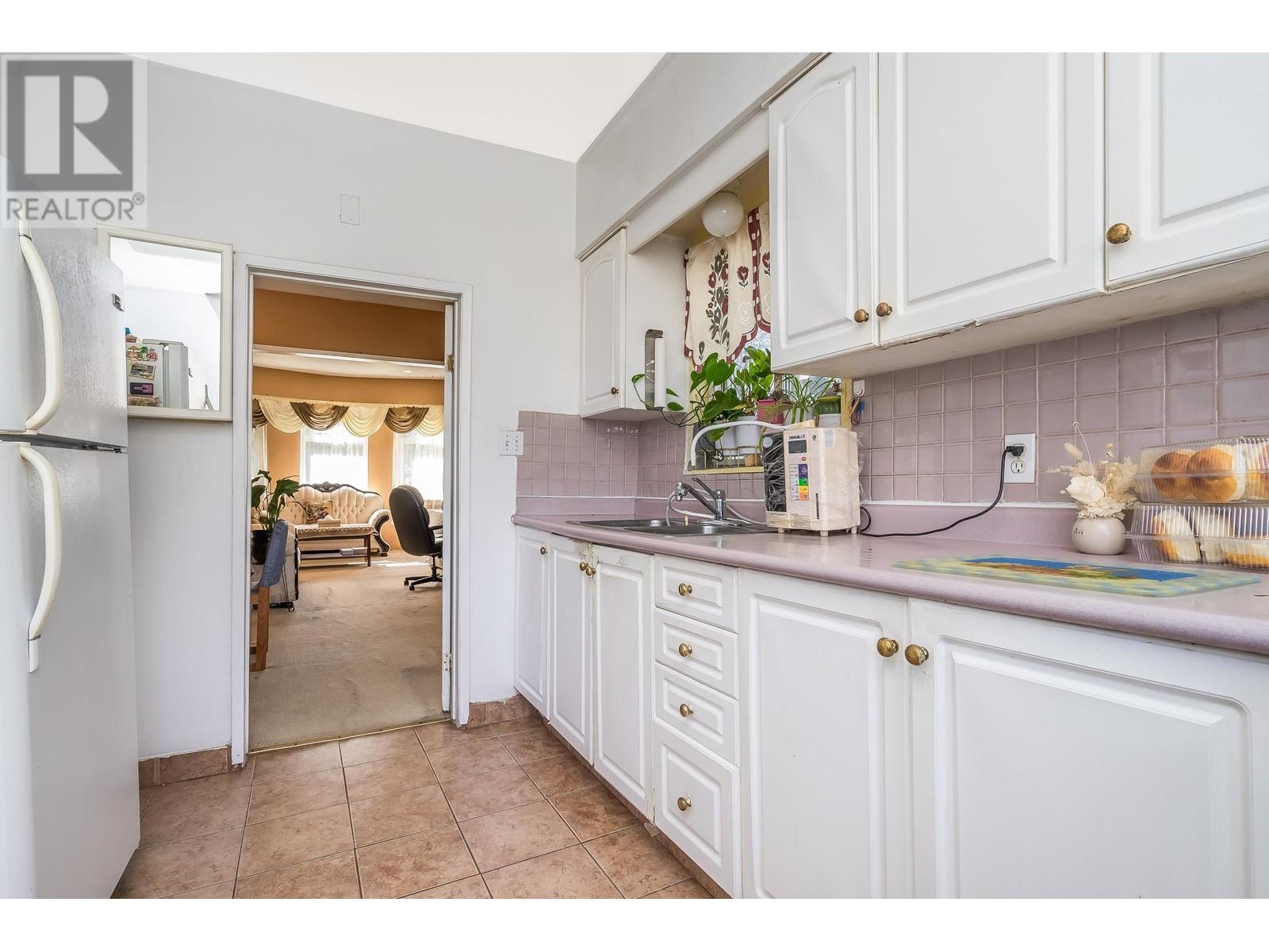 Listing Picture 13 of 38 : 1917 E 22 AVENUE, Vancouver / 溫哥華 - 魯藝地產 Yvonne Lu Group - MLS Medallion Club Member