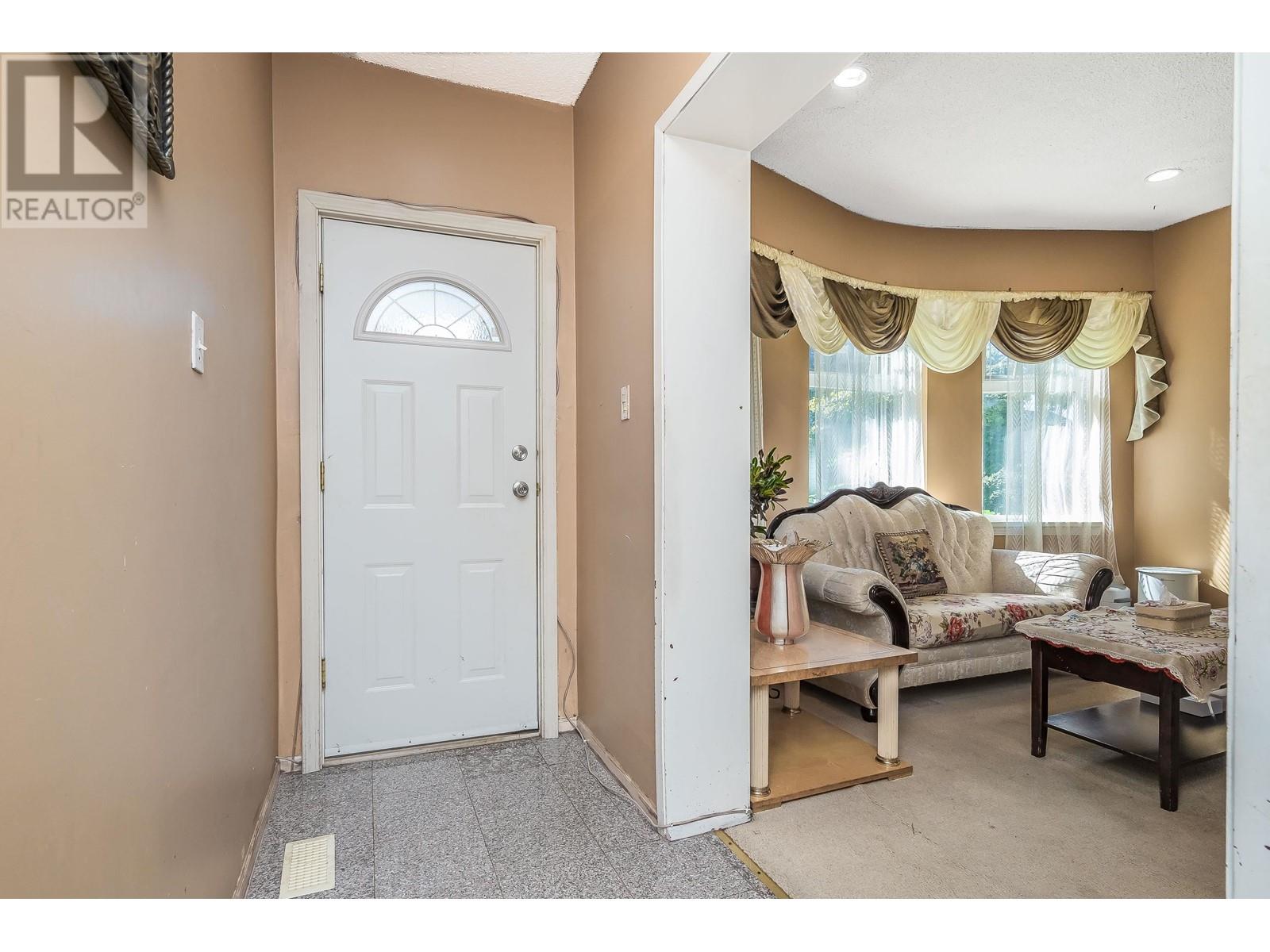 Listing Picture 5 of 38 : 1917 E 22 AVENUE, Vancouver / 溫哥華 - 魯藝地產 Yvonne Lu Group - MLS Medallion Club Member