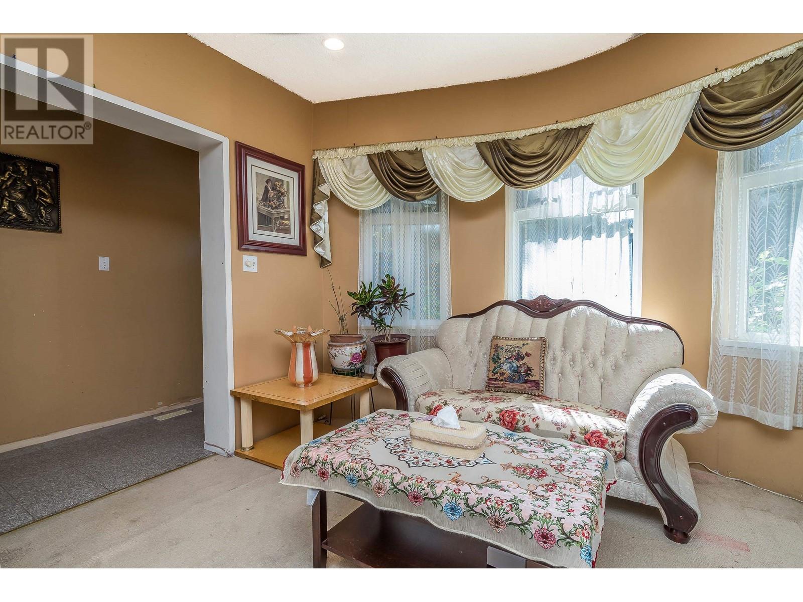 Listing Picture 7 of 38 : 1917 E 22 AVENUE, Vancouver / 溫哥華 - 魯藝地產 Yvonne Lu Group - MLS Medallion Club Member