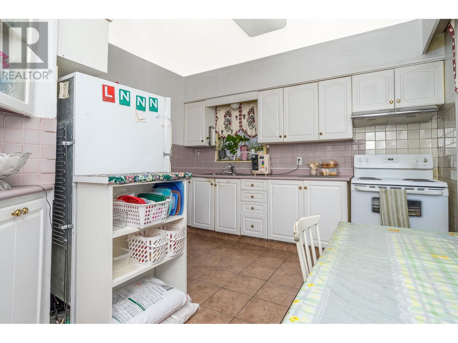 Listing Picture 16 of 38 : 1917 E 22 AVENUE, Vancouver / 溫哥華 - 魯藝地產 Yvonne Lu Group - MLS Medallion Club Member