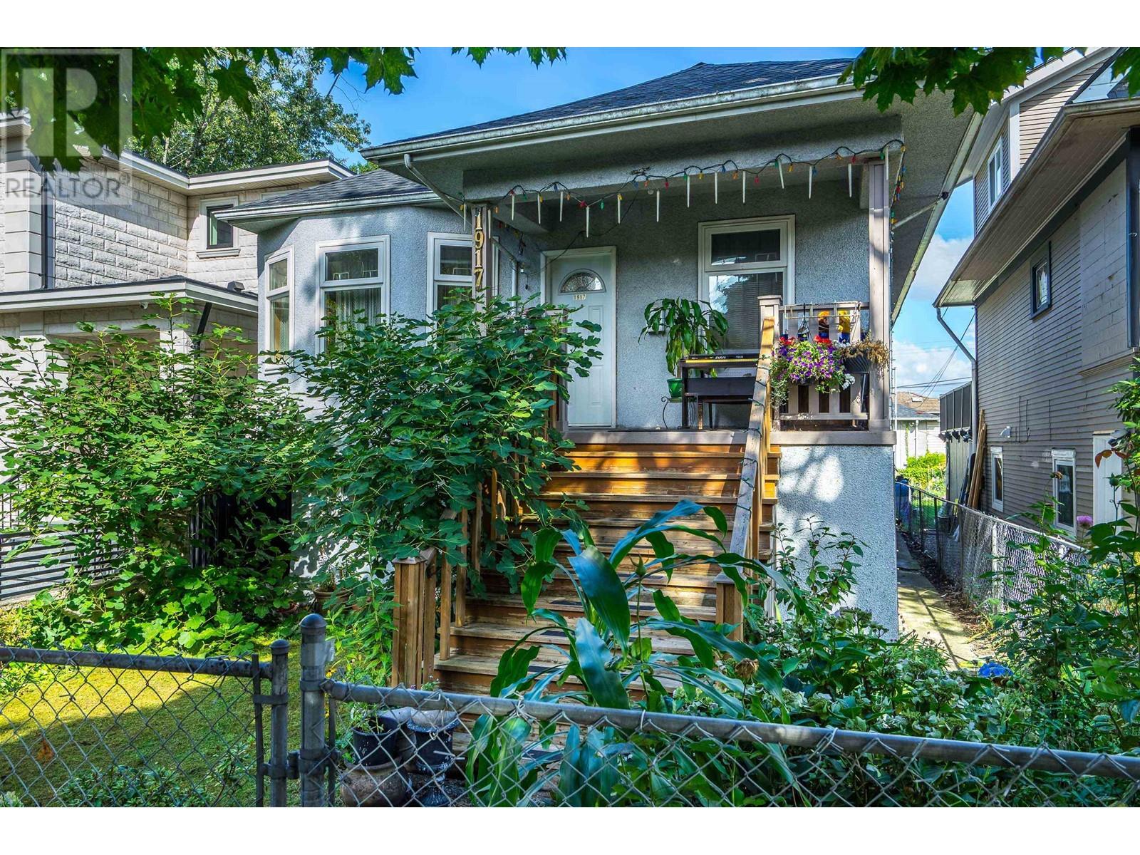 Listing Picture 3 of 38 : 1917 E 22 AVENUE, Vancouver / 溫哥華 - 魯藝地產 Yvonne Lu Group - MLS Medallion Club Member