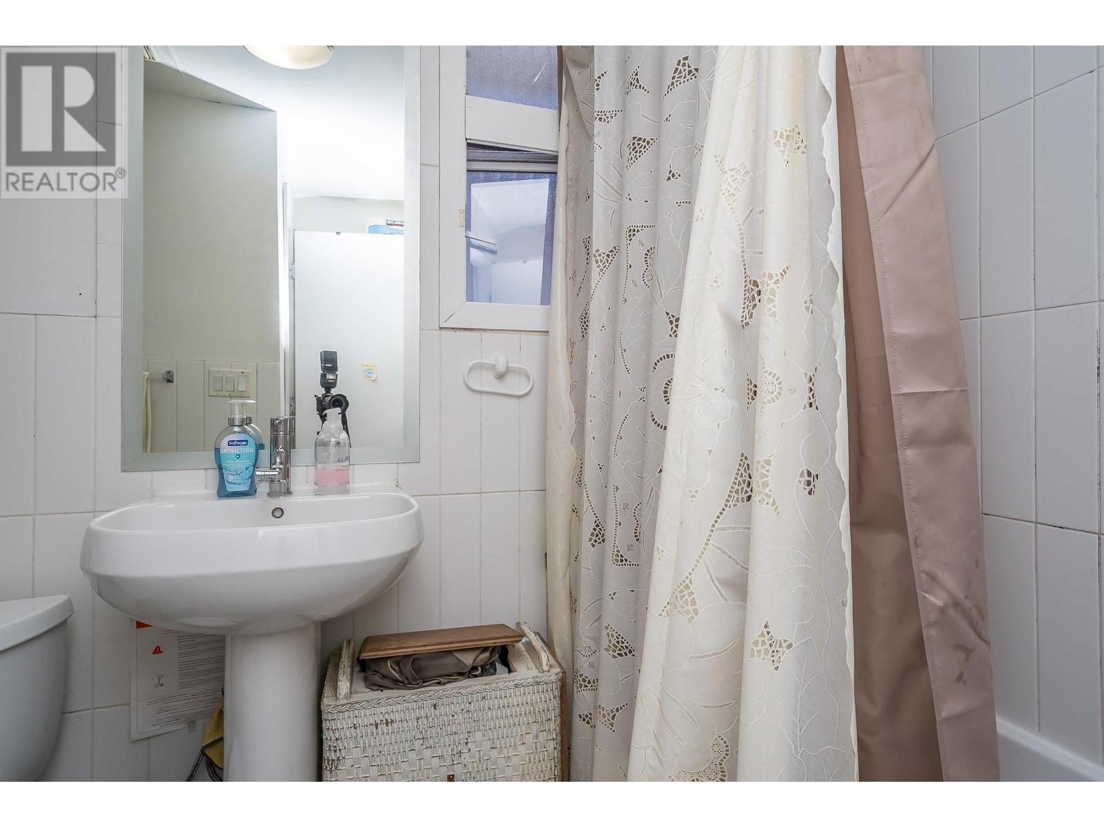 Listing Picture 19 of 38 : 1917 E 22 AVENUE, Vancouver / 溫哥華 - 魯藝地產 Yvonne Lu Group - MLS Medallion Club Member