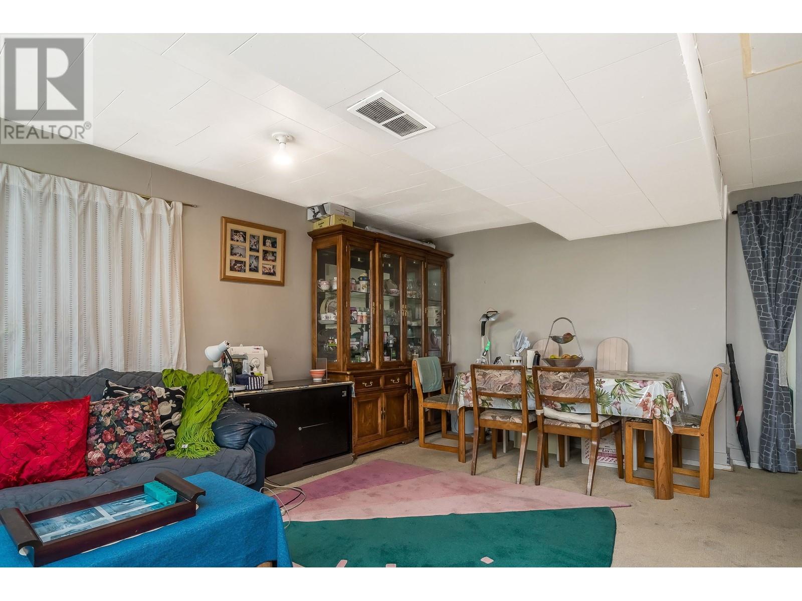 Listing Picture 23 of 38 : 1917 E 22 AVENUE, Vancouver / 溫哥華 - 魯藝地產 Yvonne Lu Group - MLS Medallion Club Member