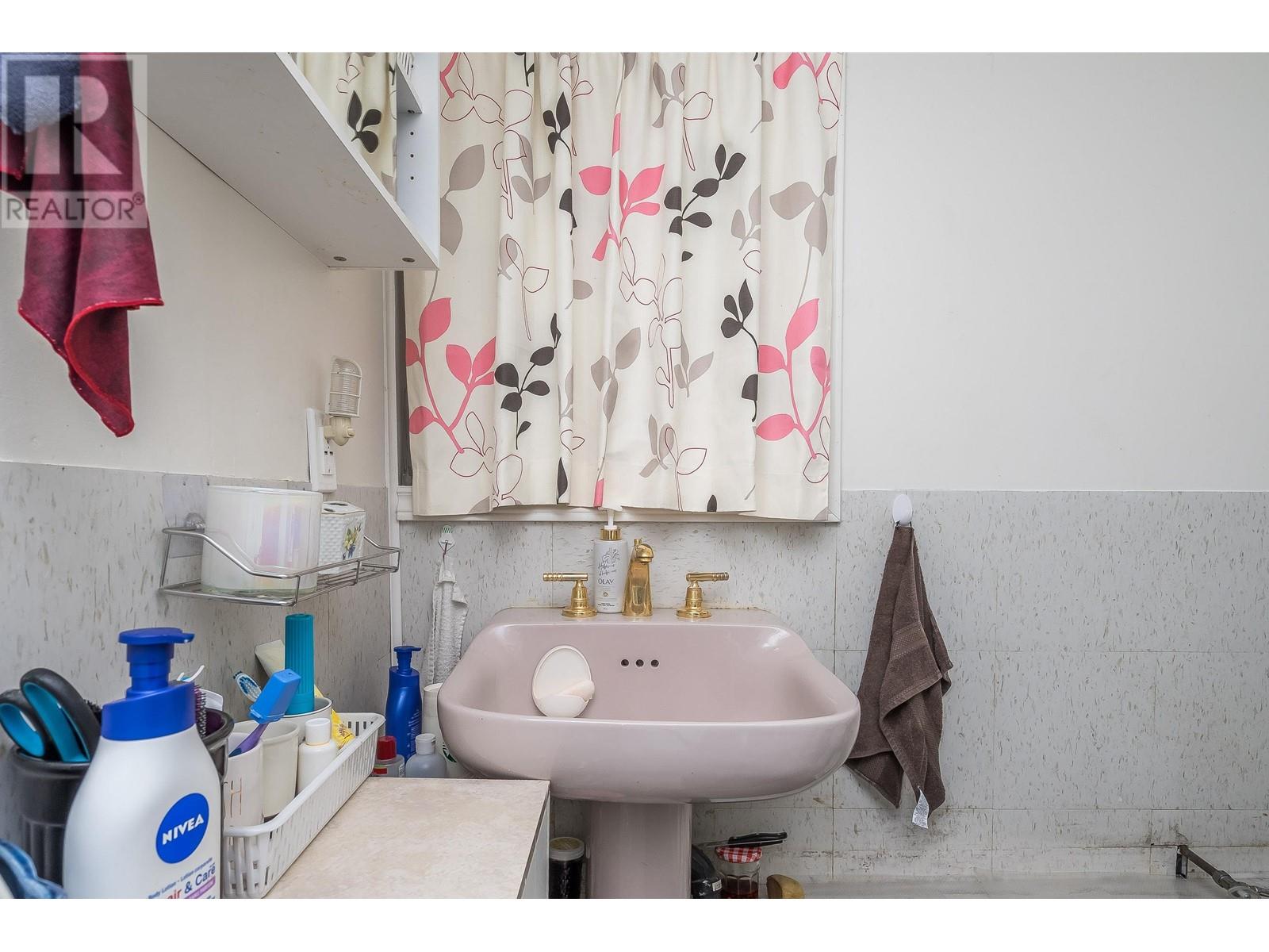 Listing Picture 28 of 38 : 1917 E 22 AVENUE, Vancouver / 溫哥華 - 魯藝地產 Yvonne Lu Group - MLS Medallion Club Member