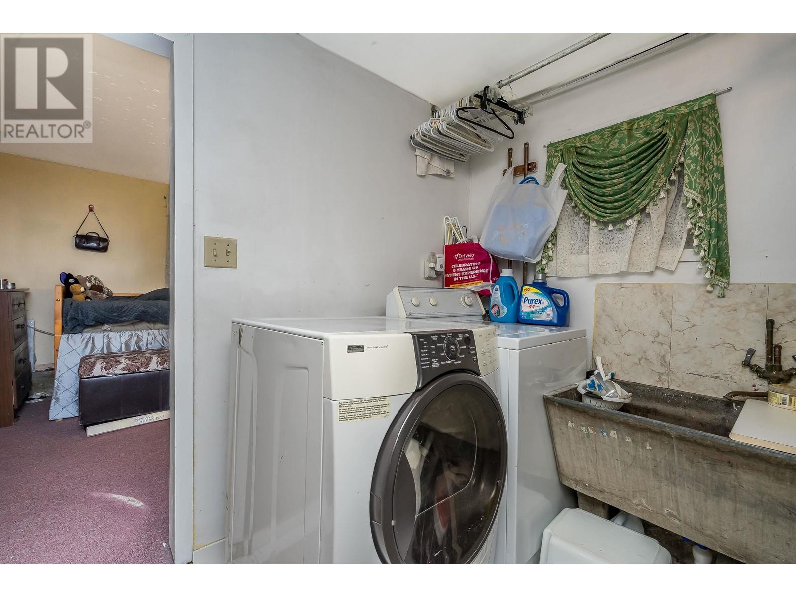 Listing Picture 21 of 38 : 1917 E 22 AVENUE, Vancouver / 溫哥華 - 魯藝地產 Yvonne Lu Group - MLS Medallion Club Member