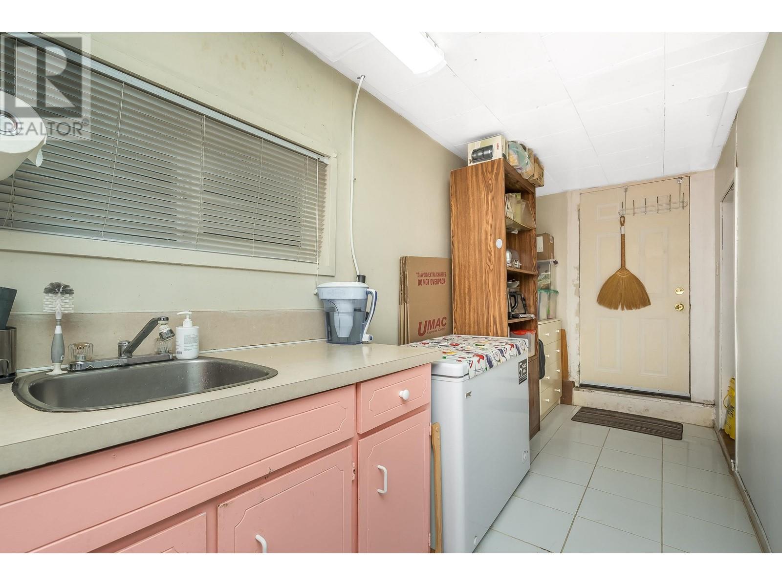 Listing Picture 27 of 38 : 1917 E 22 AVENUE, Vancouver / 溫哥華 - 魯藝地產 Yvonne Lu Group - MLS Medallion Club Member