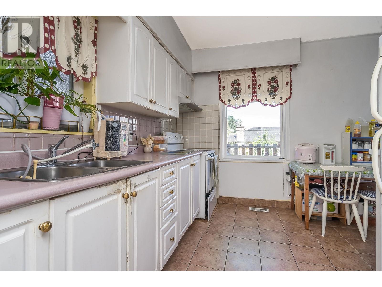 Listing Picture 14 of 38 : 1917 E 22 AVENUE, Vancouver / 溫哥華 - 魯藝地產 Yvonne Lu Group - MLS Medallion Club Member