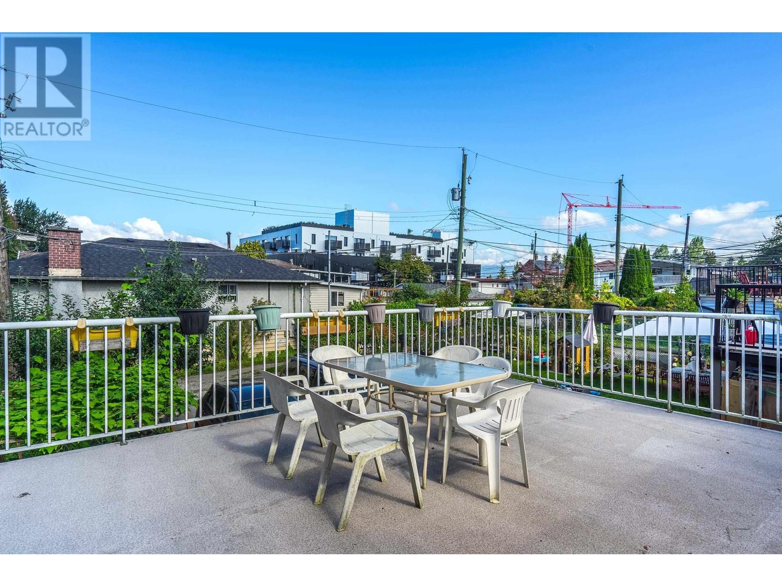 Listing Picture 34 of 38 : 1917 E 22 AVENUE, Vancouver / 溫哥華 - 魯藝地產 Yvonne Lu Group - MLS Medallion Club Member