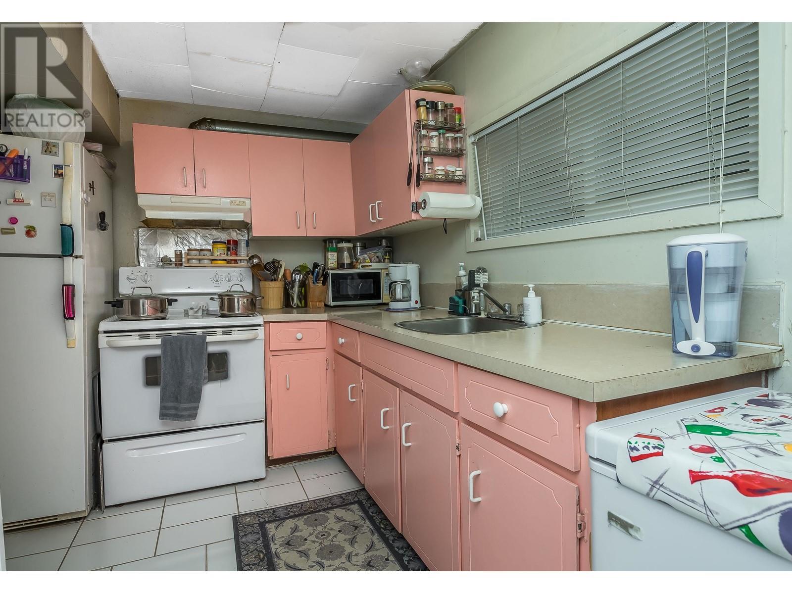 Listing Picture 26 of 38 : 1917 E 22 AVENUE, Vancouver / 溫哥華 - 魯藝地產 Yvonne Lu Group - MLS Medallion Club Member