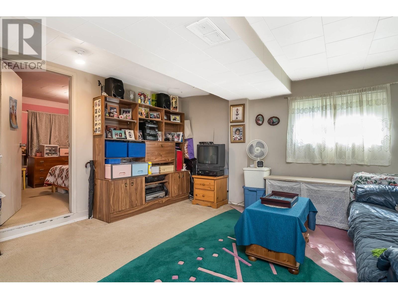 Listing Picture 24 of 38 : 1917 E 22 AVENUE, Vancouver / 溫哥華 - 魯藝地產 Yvonne Lu Group - MLS Medallion Club Member