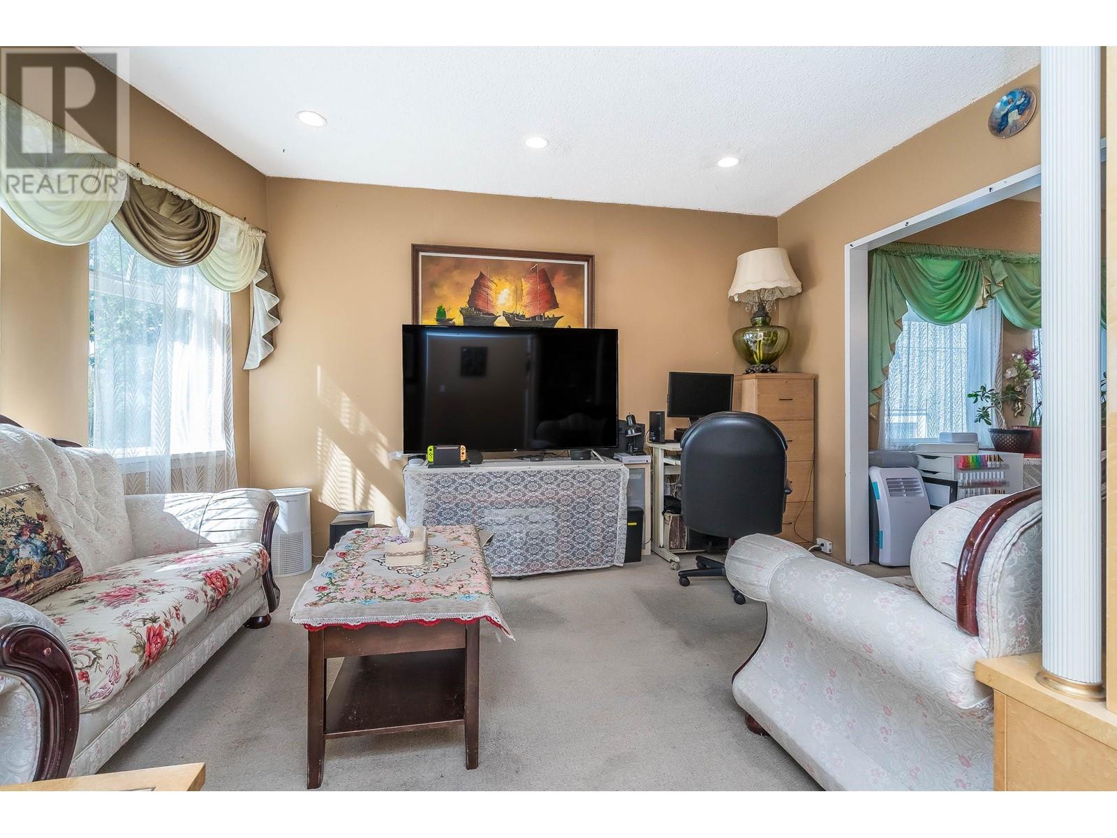 Listing Picture 6 of 38 : 1917 E 22 AVENUE, Vancouver / 溫哥華 - 魯藝地產 Yvonne Lu Group - MLS Medallion Club Member