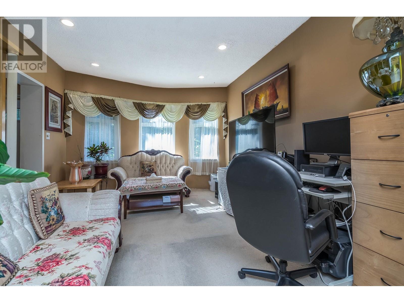 Listing Picture 8 of 38 : 1917 E 22 AVENUE, Vancouver / 溫哥華 - 魯藝地產 Yvonne Lu Group - MLS Medallion Club Member