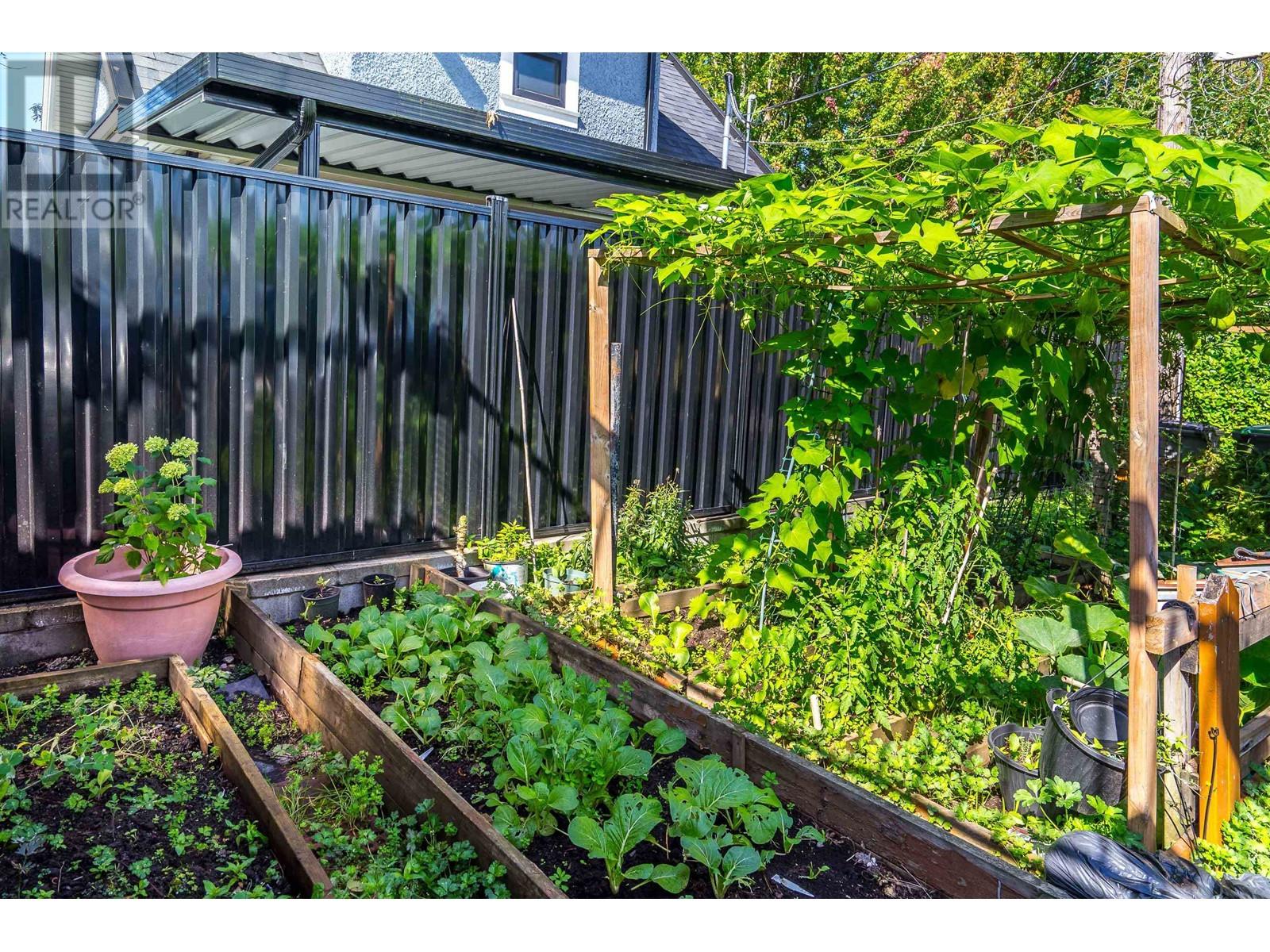 Listing Picture 35 of 38 : 1917 E 22 AVENUE, Vancouver / 溫哥華 - 魯藝地產 Yvonne Lu Group - MLS Medallion Club Member