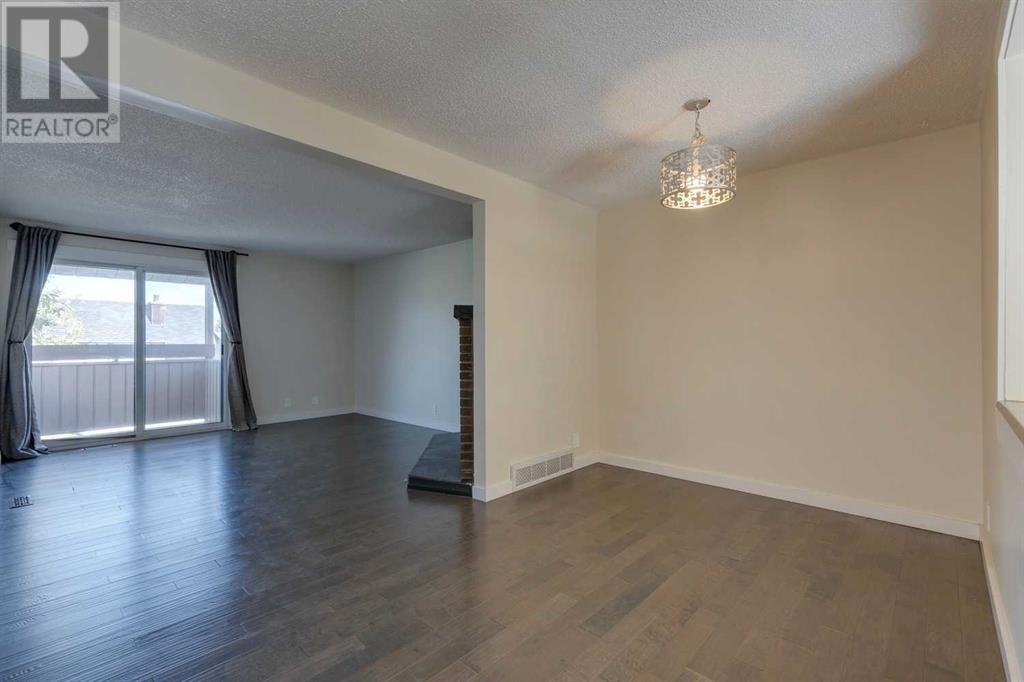 243 Berwick Drive Nw, Calgary, Alberta  T3K 1P6 - Photo 3 - A2166692