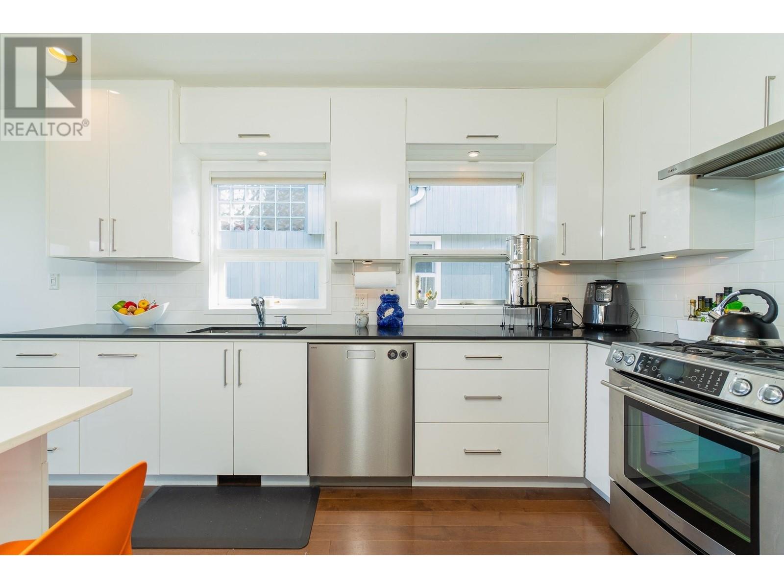 Listing Picture 10 of 28 : 3762 W 13TH AVENUE, Vancouver / 溫哥華 - 魯藝地產 Yvonne Lu Group - MLS Medallion Club Member