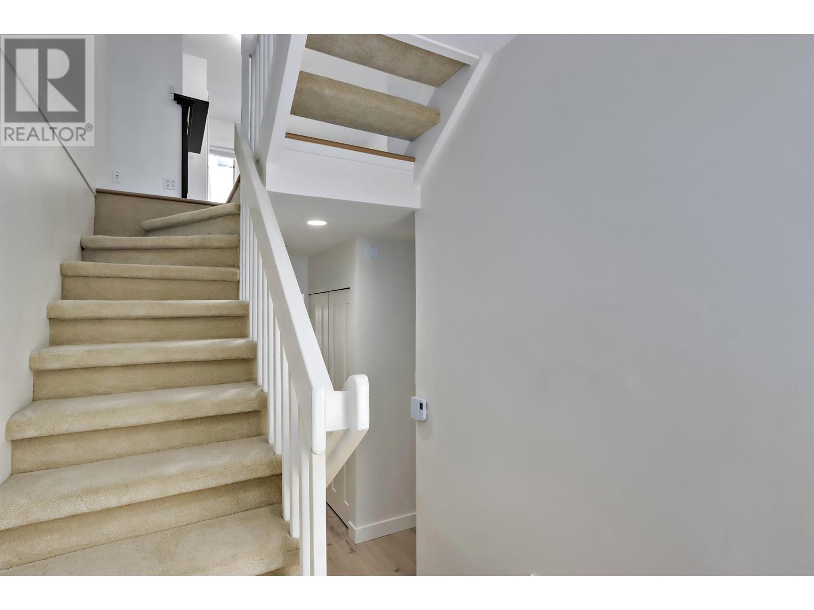 Listing Picture 2 of 23 : 2415 W 6TH AVENUE, Vancouver / 溫哥華 - 魯藝地產 Yvonne Lu Group - MLS Medallion Club Member