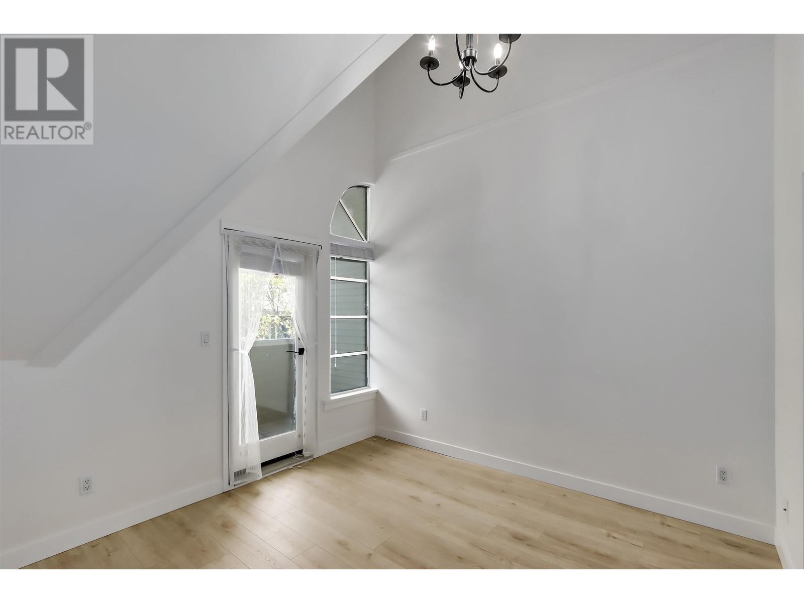 Listing Picture 12 of 23 : 2415 W 6TH AVENUE, Vancouver / 溫哥華 - 魯藝地產 Yvonne Lu Group - MLS Medallion Club Member