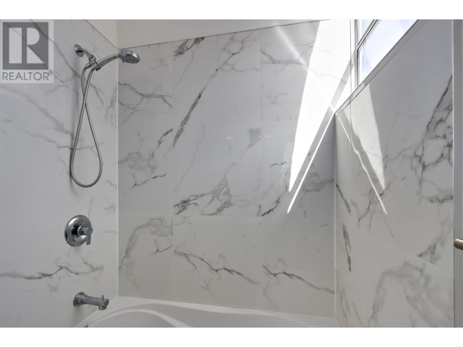 Listing Picture 17 of 23 : 2415 W 6TH AVENUE, Vancouver / 溫哥華 - 魯藝地產 Yvonne Lu Group - MLS Medallion Club Member