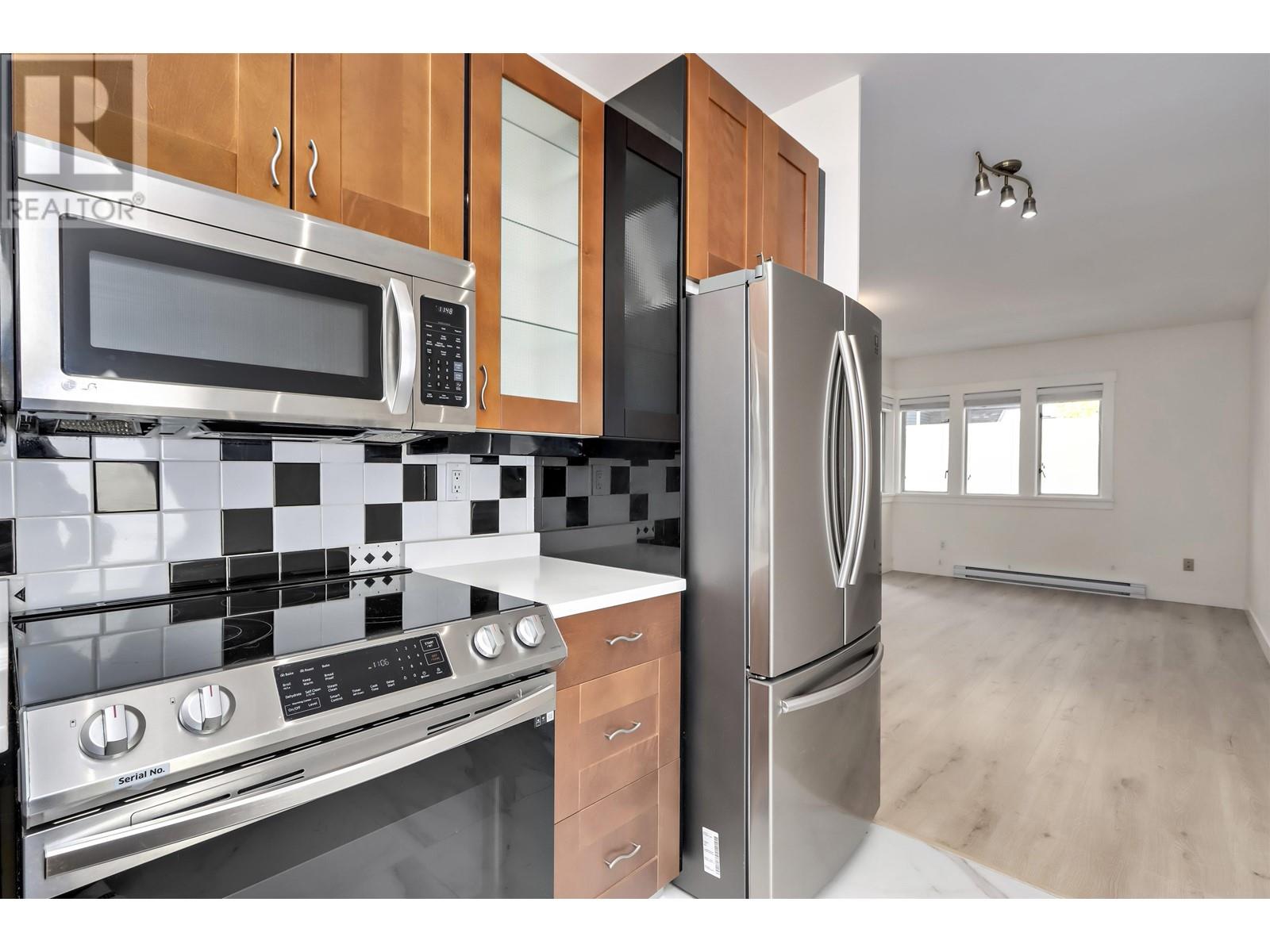 Listing Picture 11 of 23 : 2415 W 6TH AVENUE, Vancouver / 溫哥華 - 魯藝地產 Yvonne Lu Group - MLS Medallion Club Member