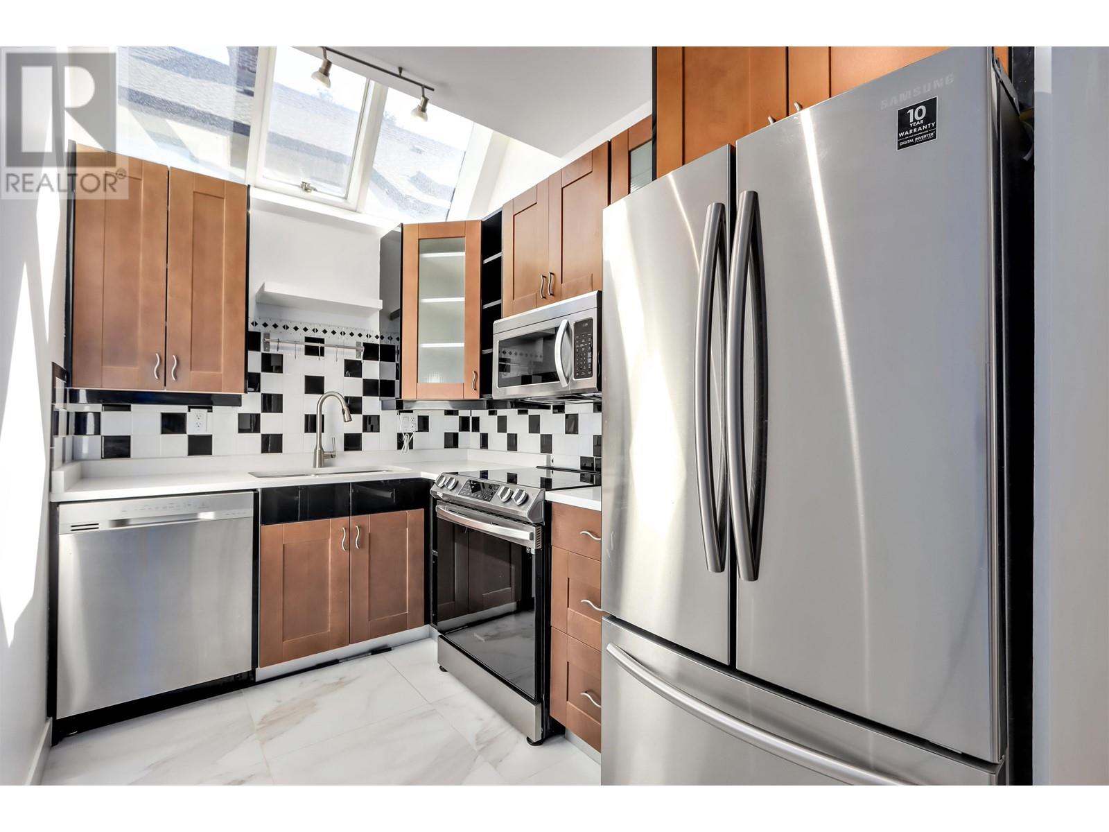 Listing Picture 10 of 23 : 2415 W 6TH AVENUE, Vancouver / 溫哥華 - 魯藝地產 Yvonne Lu Group - MLS Medallion Club Member