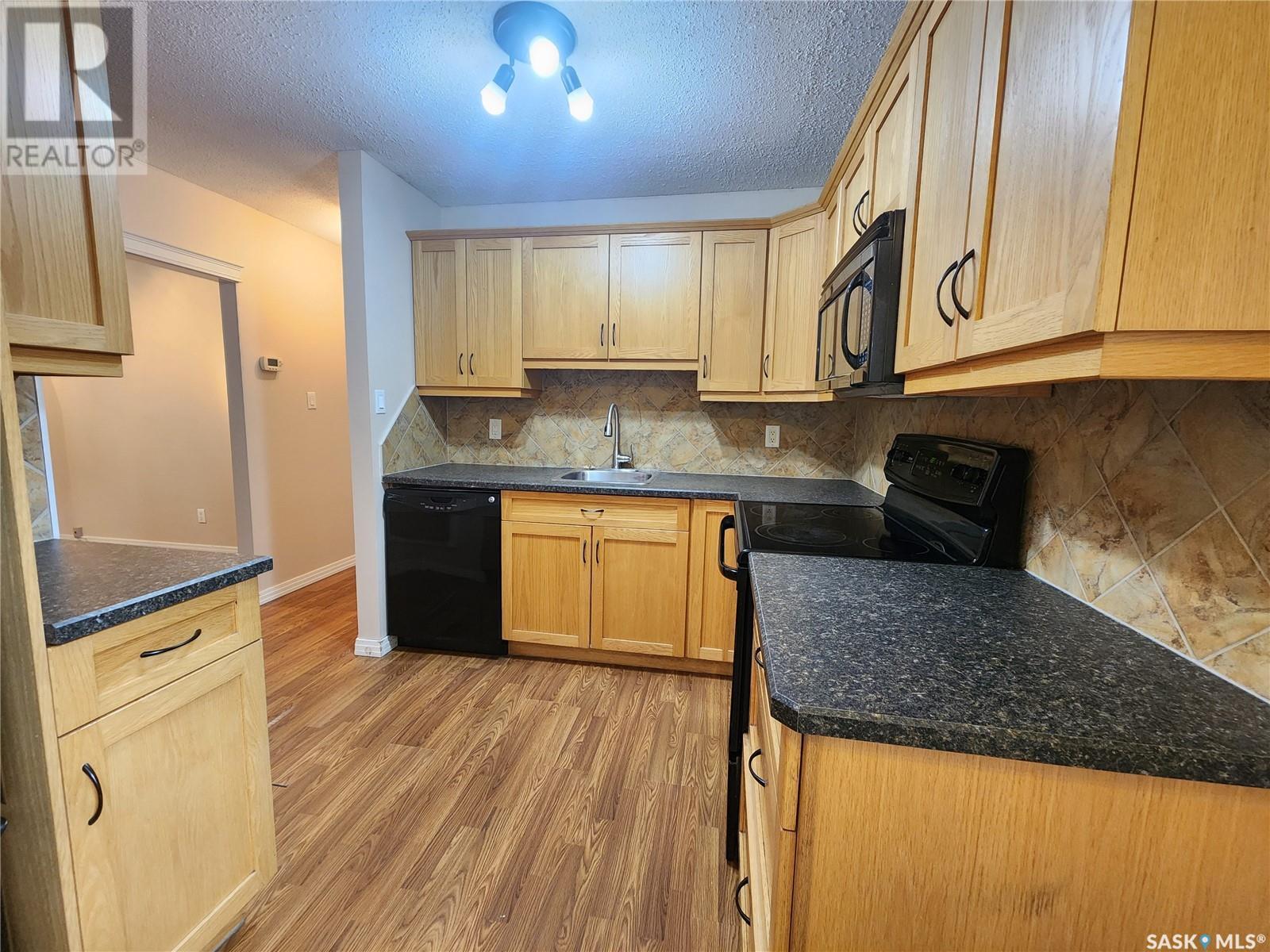 1118 Park Avenue, Weyburn, Saskatchewan  S4H 0K5 - Photo 4 - SK980419
