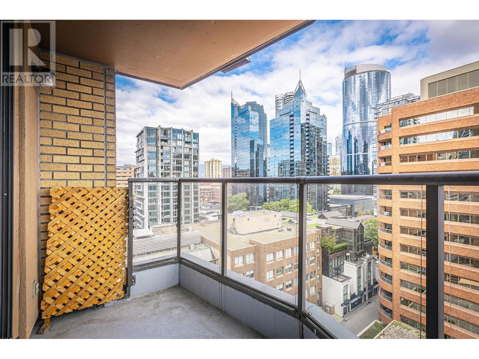 Listing Picture 18 of 35 : 1703 1189 HOWE STREET, Vancouver / 溫哥華 - 魯藝地產 Yvonne Lu Group - MLS Medallion Club Member