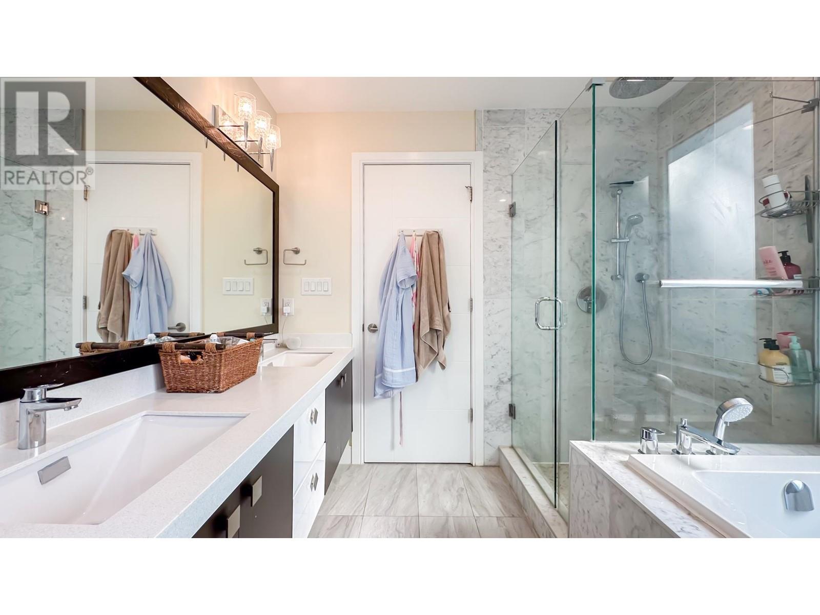 Listing Picture 19 of 38 : 975 W 23RD AVENUE, Vancouver / 溫哥華 - 魯藝地產 Yvonne Lu Group - MLS Medallion Club Member