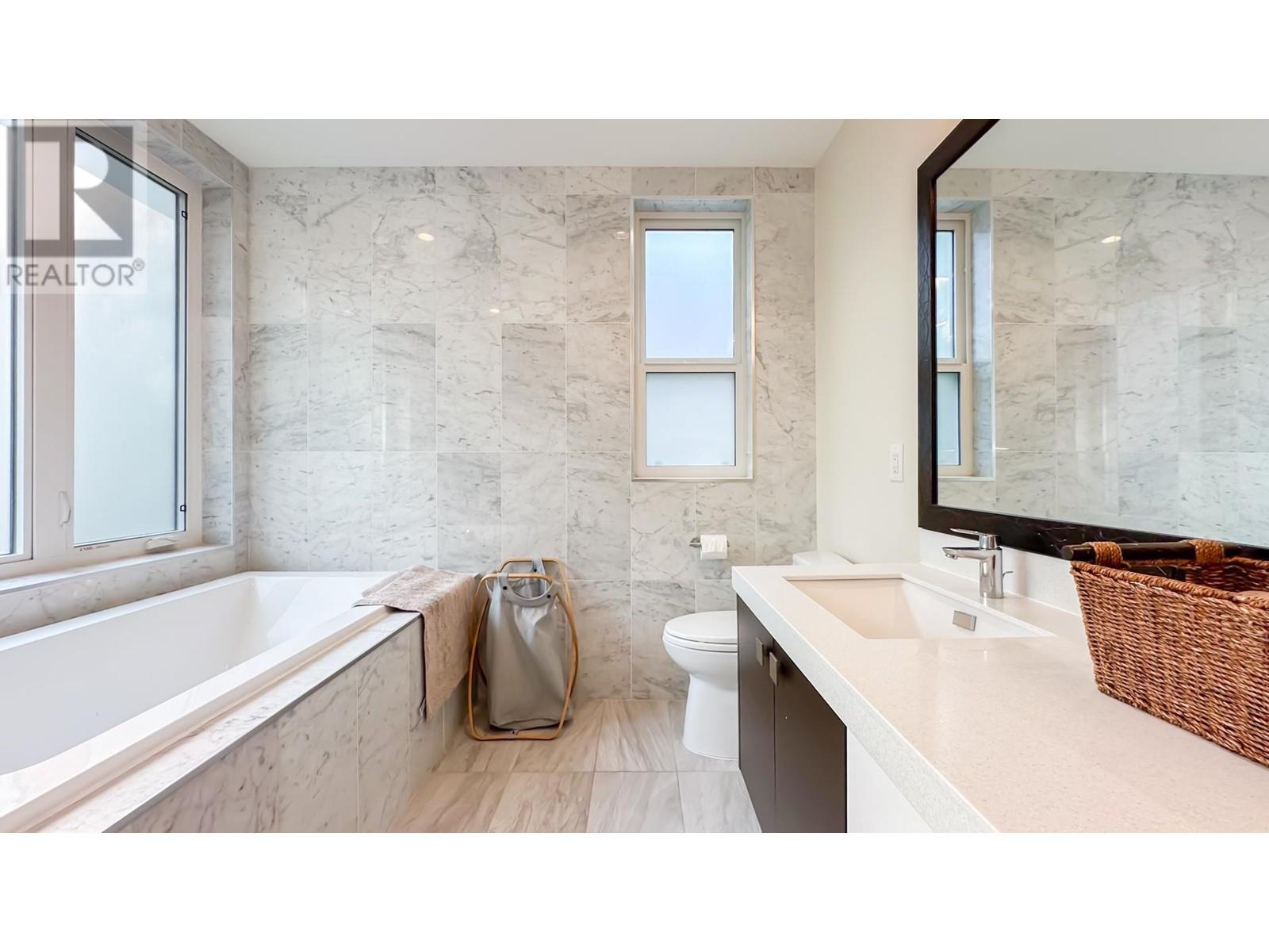 Listing Picture 20 of 38 : 975 W 23RD AVENUE, Vancouver / 溫哥華 - 魯藝地產 Yvonne Lu Group - MLS Medallion Club Member