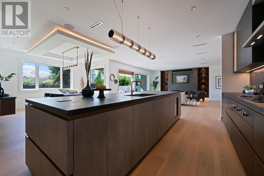 4015 Sunnycrest Drive, North Vancouver, British Columbia V7R 3E3 - Photo 3 - R2929181