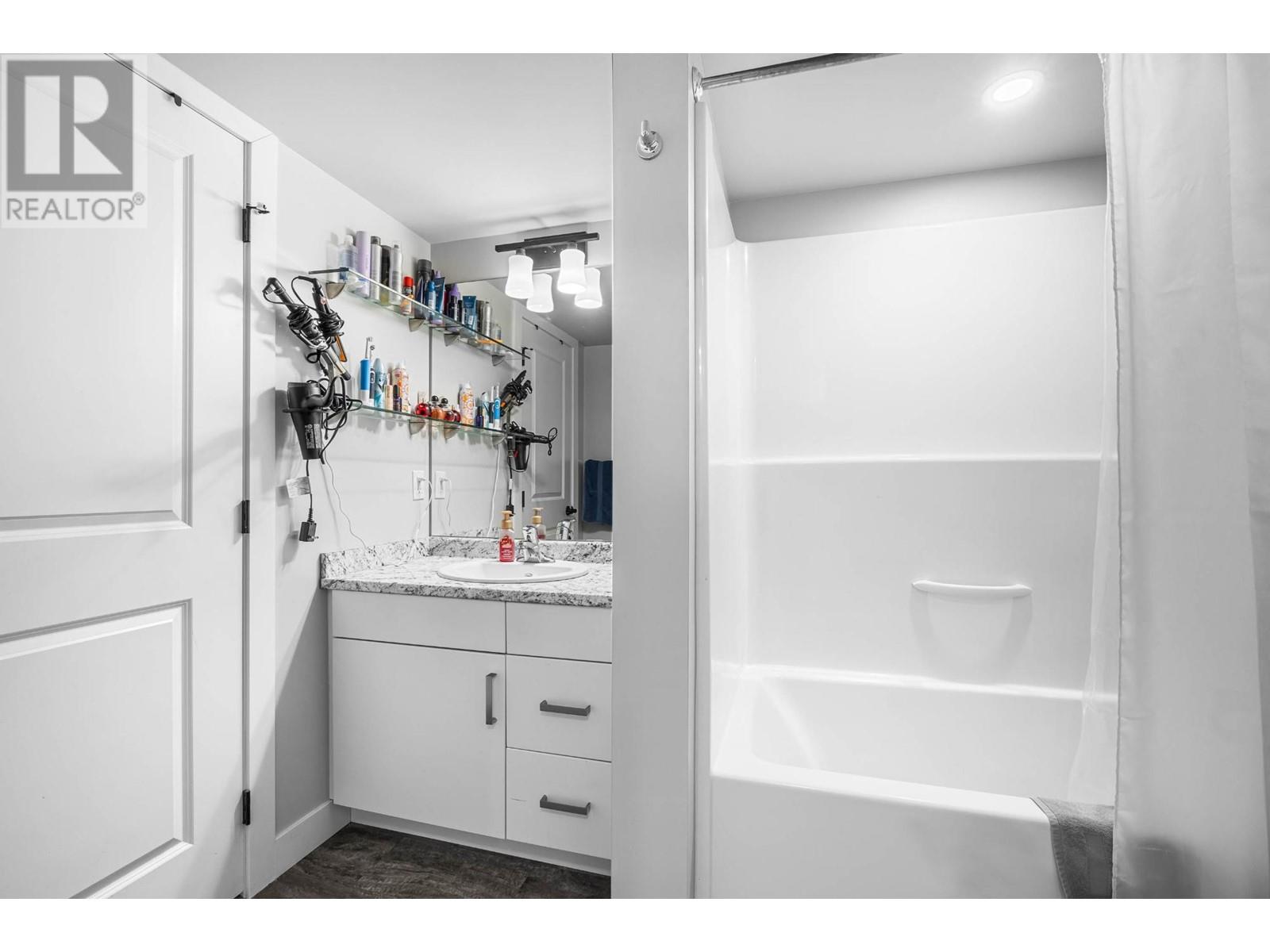 200-5170 Dallas Drive, Kamloops, British Columbia   - Photo 10 - 181110