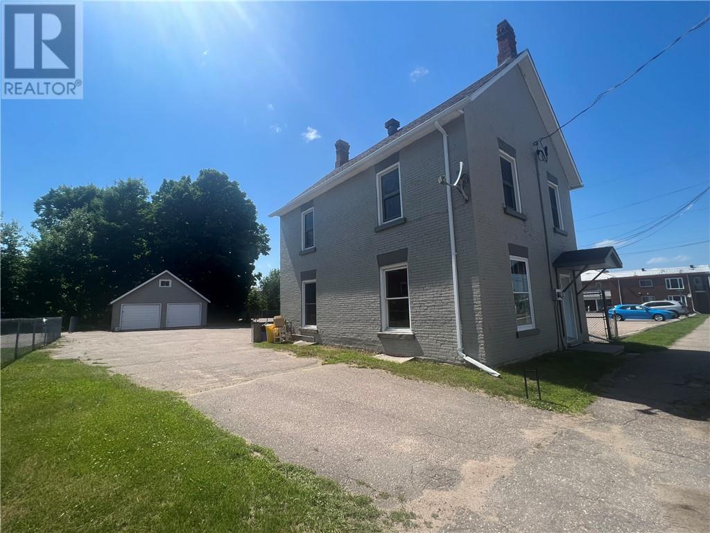 224 MOFFAT STREET, Pembroke, Ontario