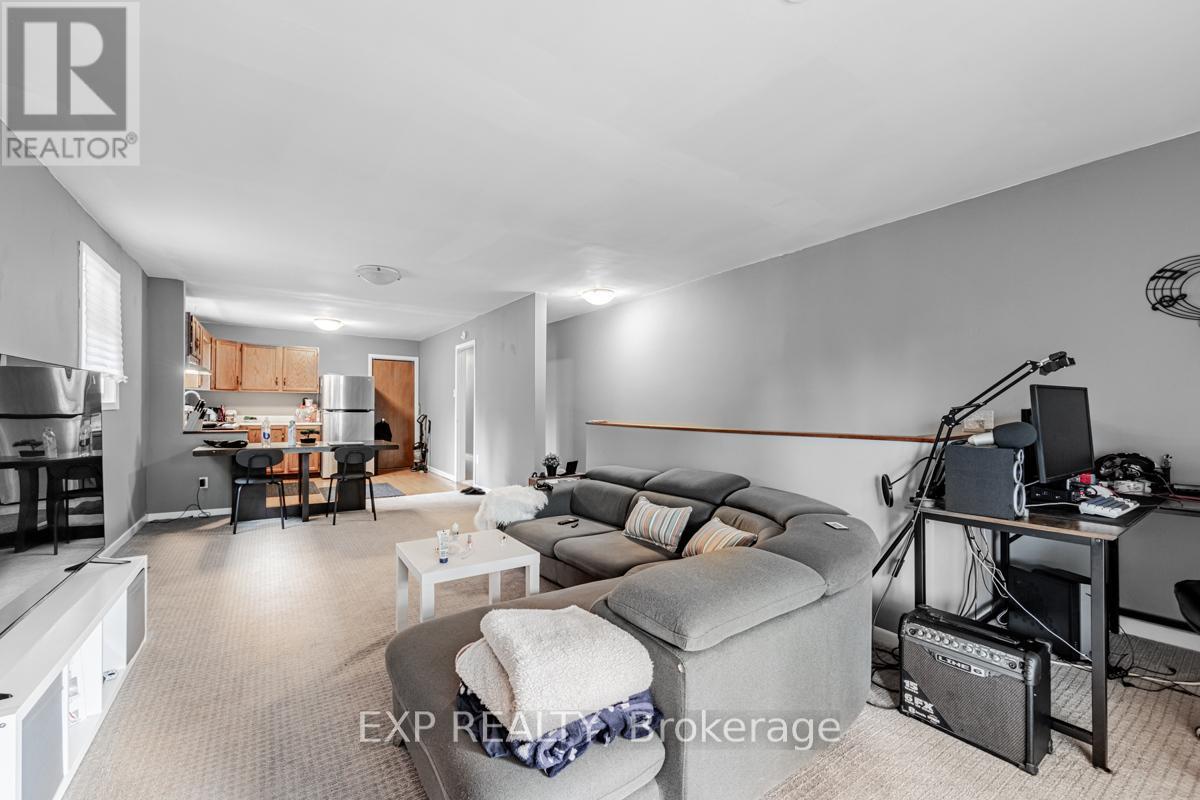 243 Pacific Avenue, Toronto, Ontario  M6P 2P7 - Photo 11 - W9309192