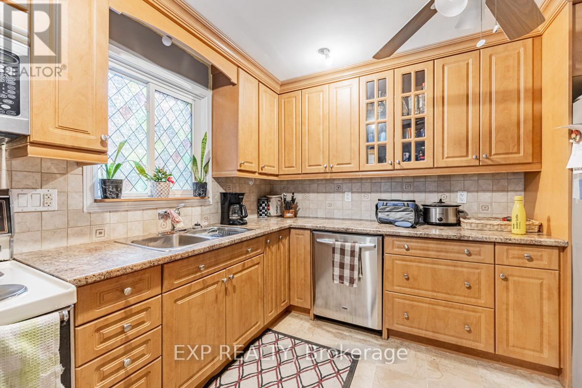 243 Pacific Avenue, Toronto, Ontario  M6P 2P7 - Photo 7 - W9309192