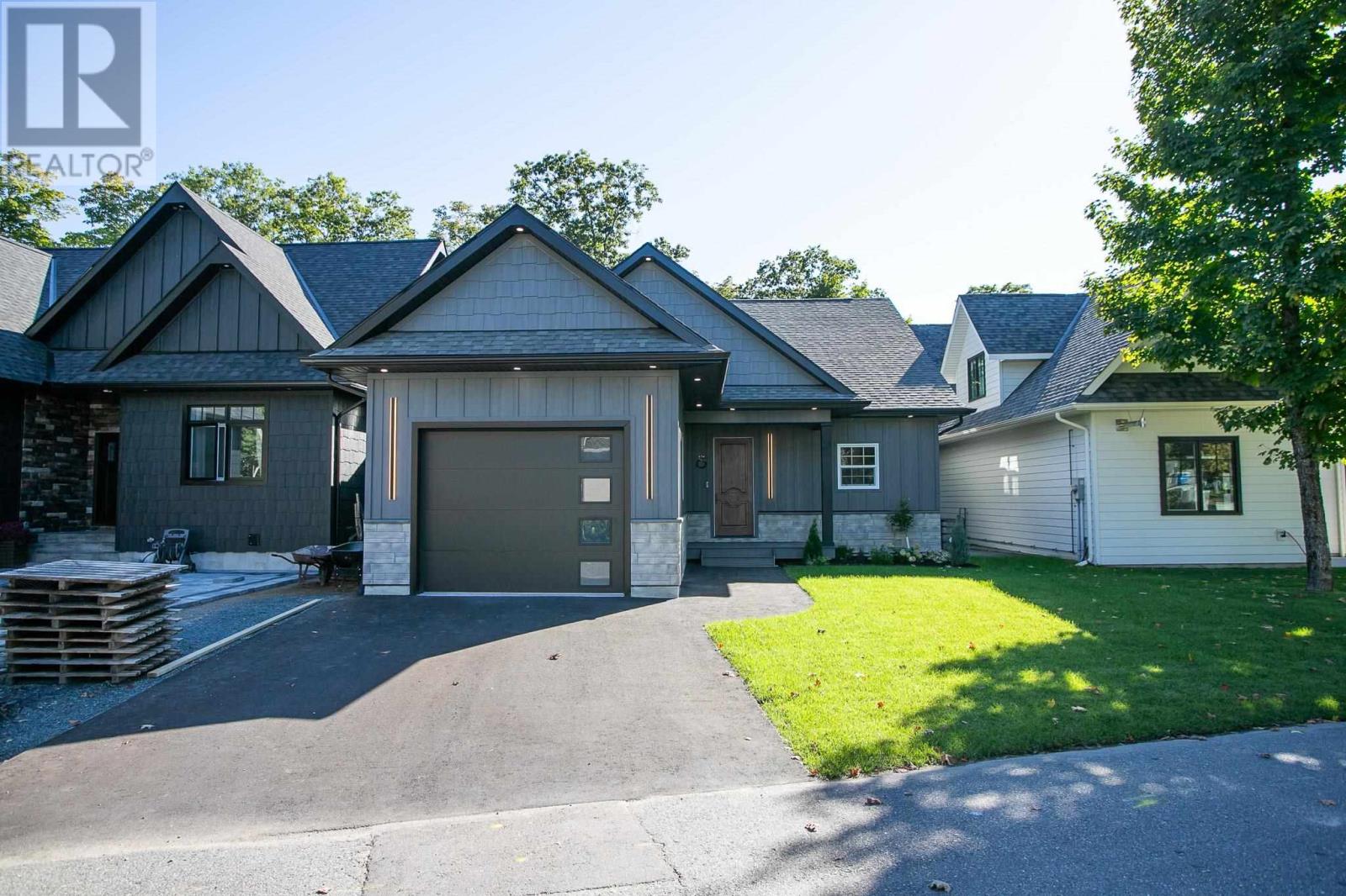 8 Bluffs DR, Sault Ste. Marie, Ontario