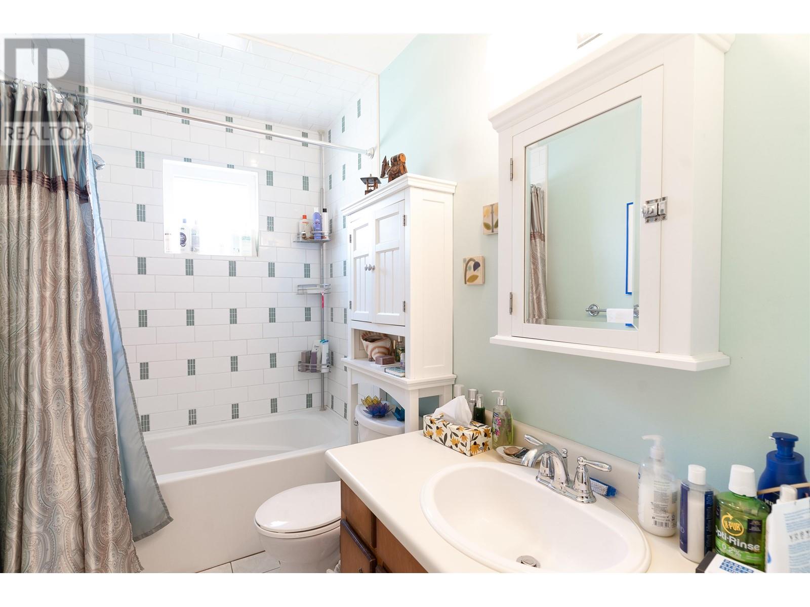 Listing Picture 17 of 21 : 557 E 20TH AVENUE, Vancouver / 溫哥華 - 魯藝地產 Yvonne Lu Group - MLS Medallion Club Member